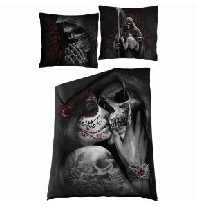 Single 'Dead Kiss' Bedding Set with Pillows